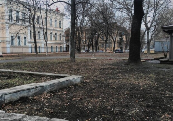 С фонтаном и скульптурами: в центре Одессы реконструируют сквер