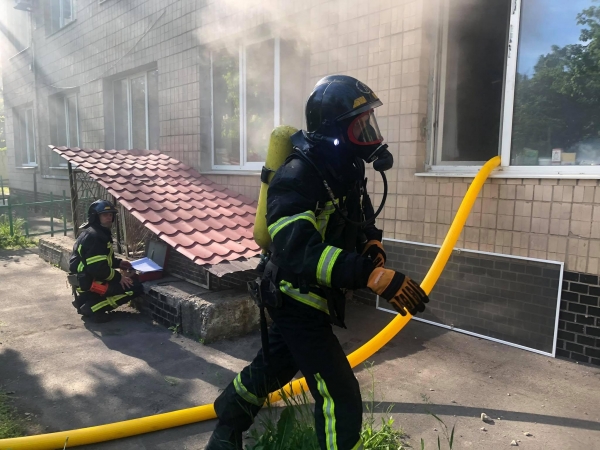 В 10-й больнице в Одессе произошел пожар: из здания эвакуировали 36 человек. Фото