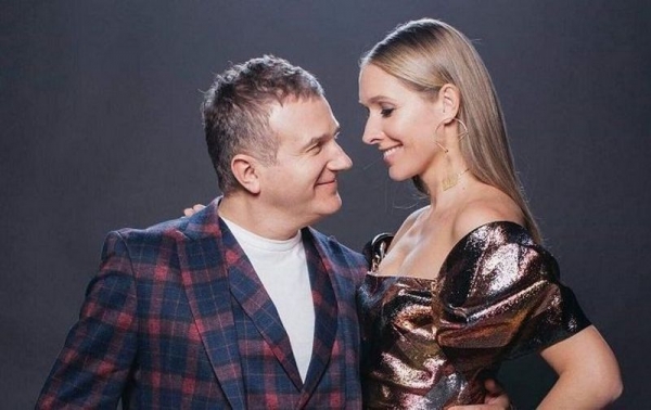 Горбунов показал беременную Осадчую в купальнике