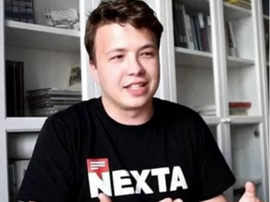 «Ми не знаємо, де наш син»: батьки Протасевича вимагають надати йому незалежну медичну допомогу