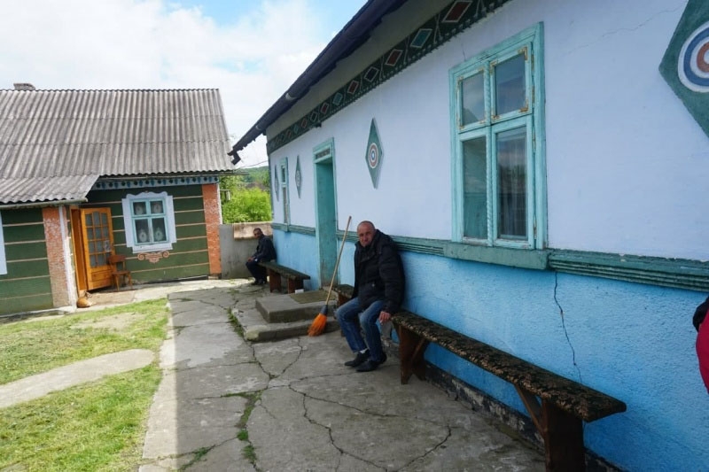 На Буковині чоловік зарубав сусідку сокирою, а через тиждень його знайшли повішеним у лісі