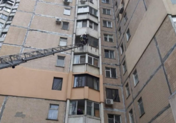 Заметили очевидцы: в Одессе спасатели сняли самоубийцу с балкона