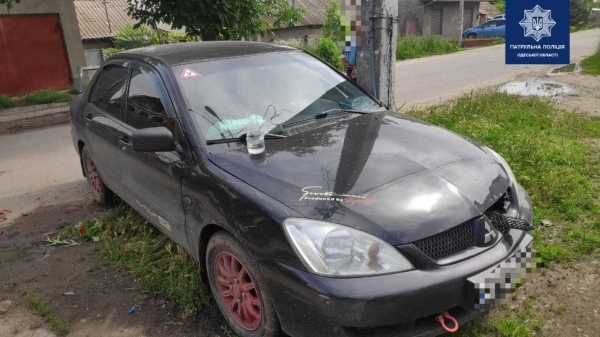 В Одессе автомобиль врезался в столб: пострадали двое детей. Фото