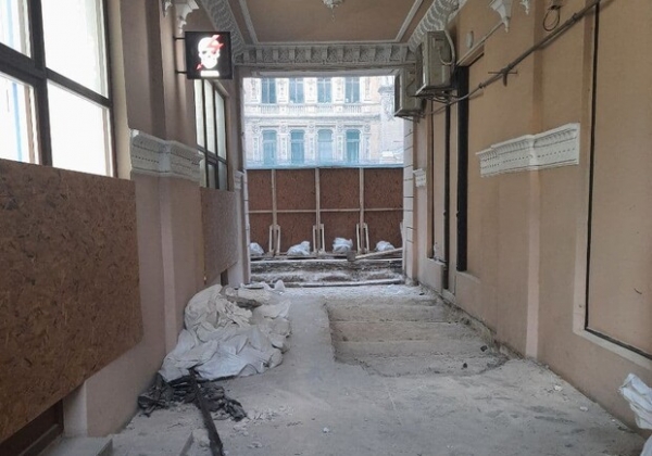 Подозрительный ремонт: в закрытой части одесского "Пассажа" сняли всю плитку