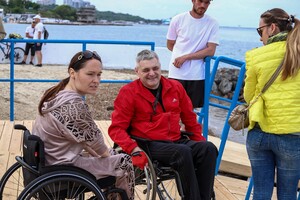 В Одессе открыли инклюзивный пляж: он получил "Голубой флаг"