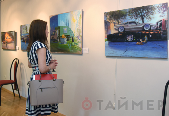 Одесситам показали картины с машинами и тиграми в Доме с ангелом 