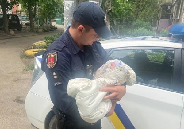 Падала и ругалась: в Одессе задержали пьяную мать с двухмесячным младенцем 
