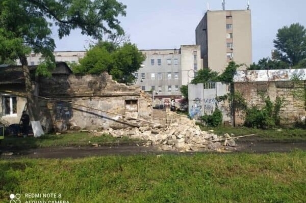 В Одессе рухнула стена предприятия: соседний дом остался без газа
