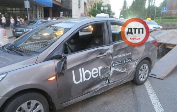 В центре Киева не разминулись мотоцикл и такси, пилот погиб