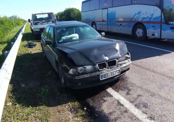 Нашли через Instagram: в Одесской области водитель на BMW врезался в машину и сбежал 