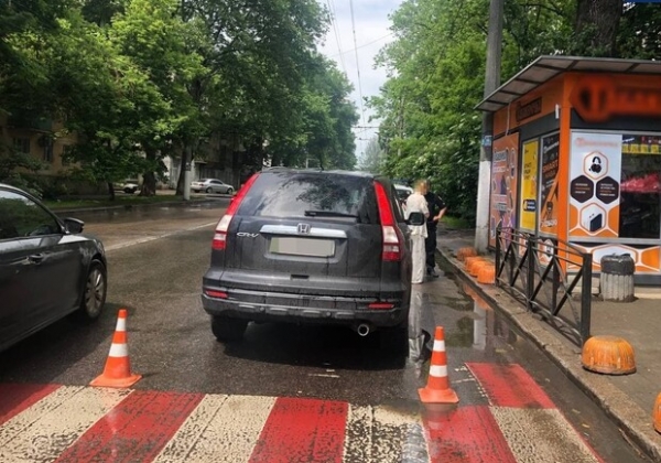 На Сегедской автомобиль сбил ребенка на самокате: пострадавший в больнице