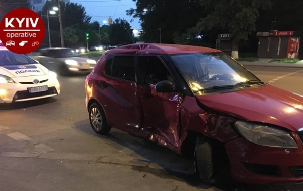 В Киеве при ДТП авто отбросило на пешеходов, есть пострадавшие