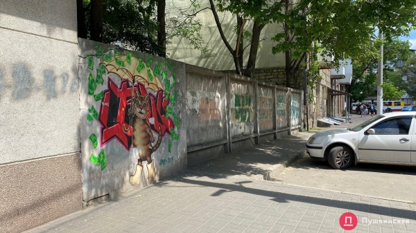 Фотофакт: на Старопортофранковской «поселился» кот в сапогах под денежным дождем