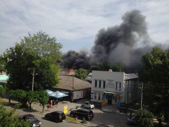 7 пожежних підрозділів з Харкова і евакуація людей: що відомо про масштабну пожежу в Чугуєві