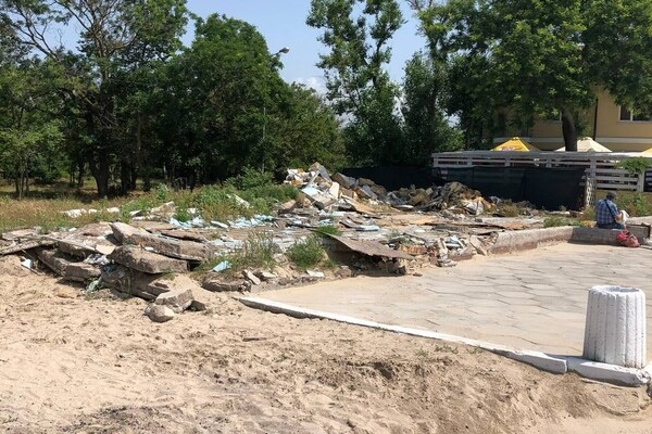 Без спасателей и уборки мусора: одесситы жалуются на состояние побережья