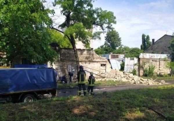 В Одессе рухнула стена предприятия: соседний дом остался без газа