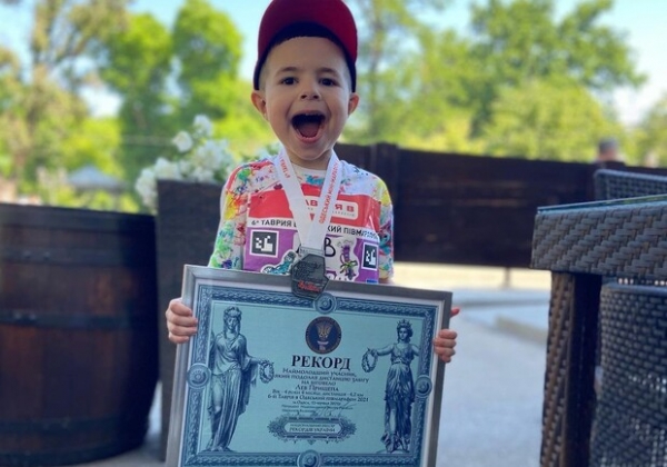 Пробежал марафон на беговеле: 4-летний одессит стал рекордсменом Украины