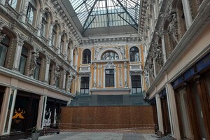 Подозрительный ремонт: в закрытой части одесского "Пассажа" сняли всю плитку