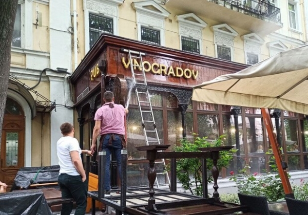 Замкнуло наружную подсветку: в центре Одессы тушили ресторан