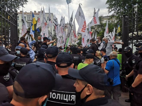 
                                                                        "Фопы" устроили новую стычку с полицейскими из-за венка. После ОП они направились к Раде
                                                                                                                                                                                                                    