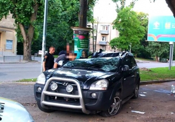 Шел на обгон: возле Одесской киностудии перевернулось авто