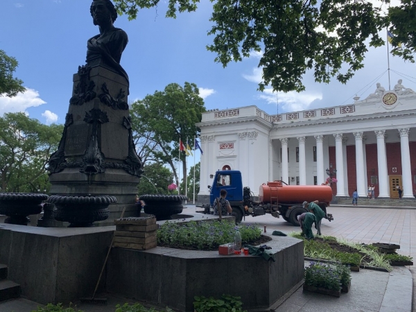 Возле одесских памятников Пушкину и Суворову посадили летние цветы 