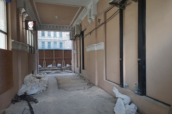 Подозрительный ремонт: в закрытой части одесского "Пассажа" сняли всю плитку