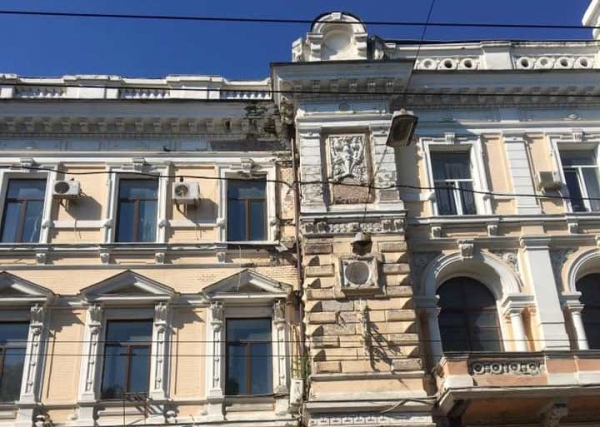 Фасады одесских зданий продолжают сыпаться