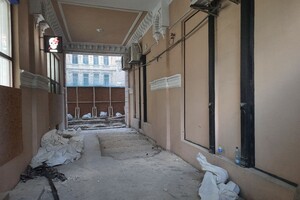 Подозрительный ремонт: в закрытой части одесского "Пассажа" сняли всю плитку
