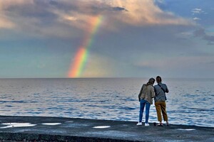 Удивительное явление: в Одессе над морем заметили огромную радугу