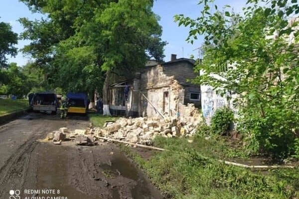 В Одессе рухнула стена предприятия: соседний дом остался без газа