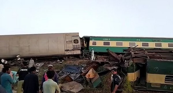 Десятки людей загинули у зіткненні двох пасажирських потягів: перші подробиці трагедії