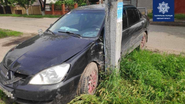 В Одессе автомобиль врезался в столб: пострадали двое детей. Фото