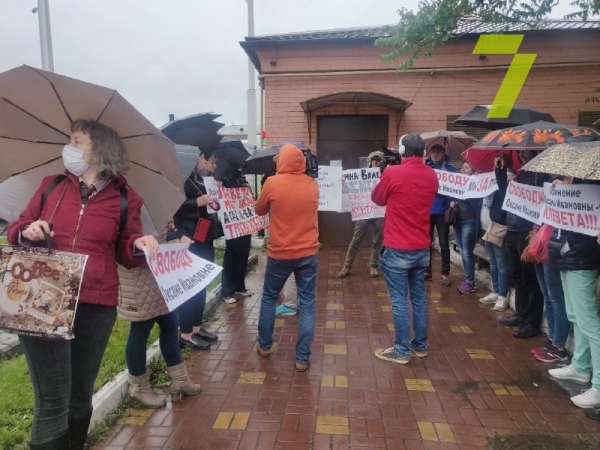 Жители Нерубайского провели митинг в поддержку учительницы, обвиняемой в педофилии