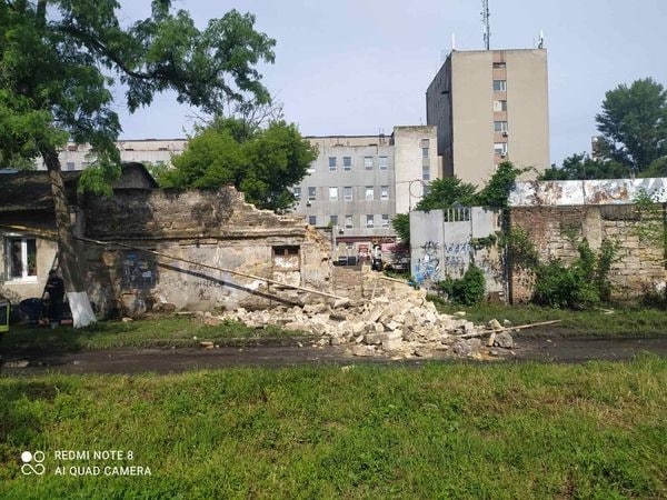 В Одессе ругнула стена дома и повредила газовую трубу