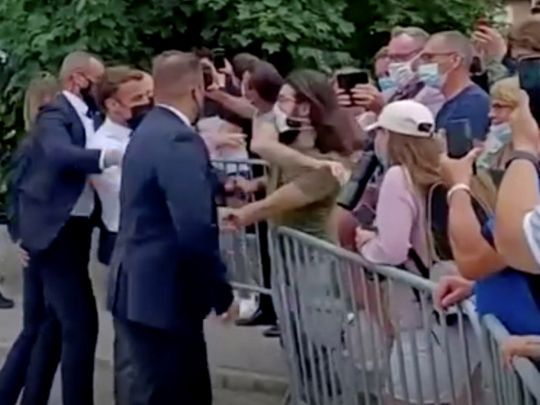 Ляпас Макрону: у заарештованого знайдено зброю
