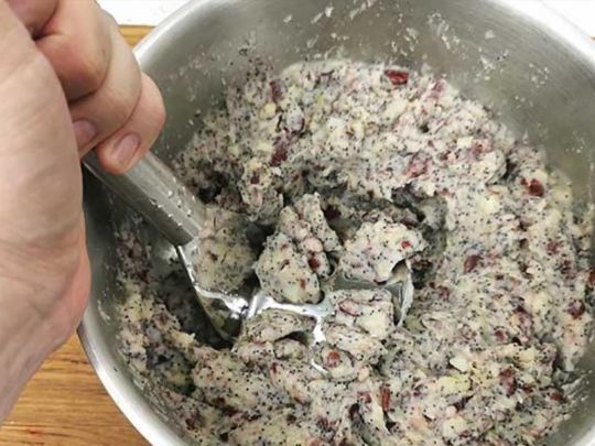 Товчена картопля з маком і шкварками: військовий кухар з Волині розповіла, чим любить балувати бійців ВСУ