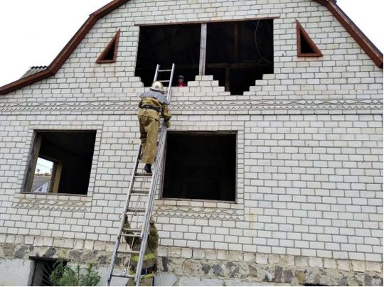 Заліз на дах і не міг спуститися сам: під Одесою хлопець потрапив у біду на недобудові