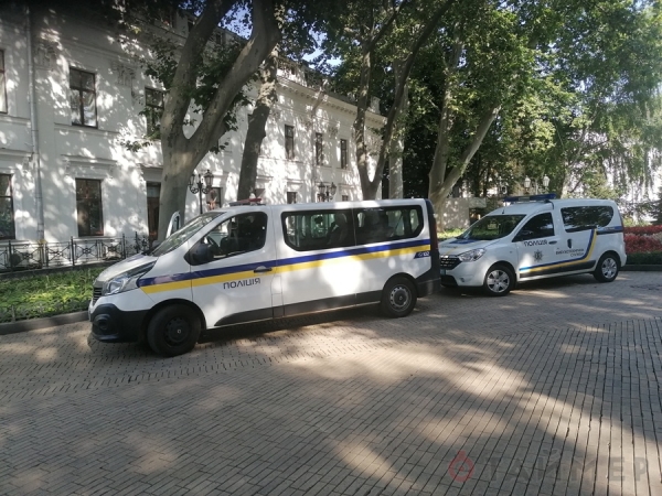 В мэрии Одессы ищут бомбу 