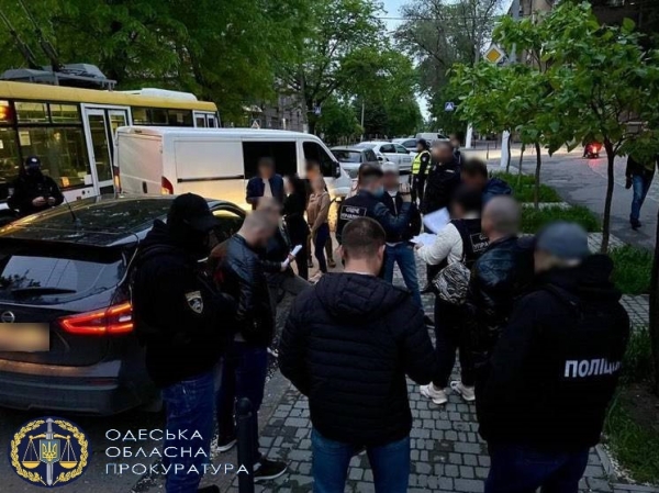 Развозили девушек по клиентам: одесским полицейским грозит до 10 лет за сутенёрство