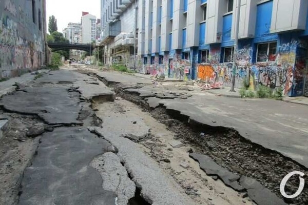Ремонт насмарку: дождь разрушил дорогу в одесской "канаве"