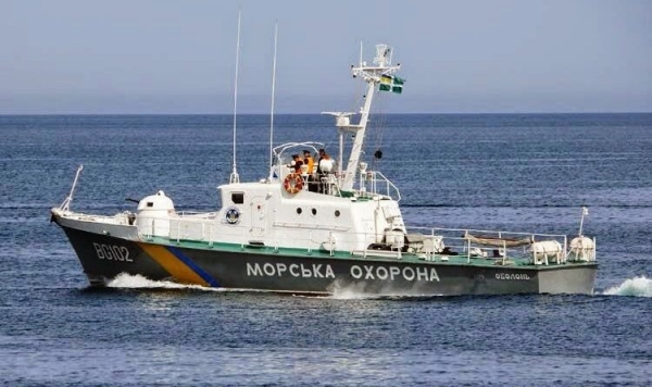 Отказал двигатель: российские военные помогли застрявшим в море украинским рыбакам 