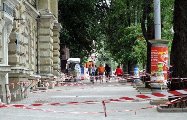 Министр образования посетил разрушающуюся библиотеку ОНУ и пообещал её беречь 