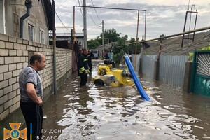 Затонувший КамАЗ и толпы на остановках: последствия ночного урагана в Одессе (обновлется)