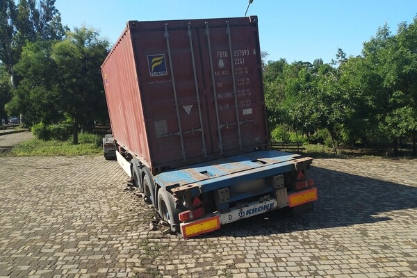 Тротуар не выдержал: в одесском сквере провалился грузовик 