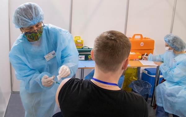 В Киеве 400 тысяч человек прошли COVID-вакцинацию
