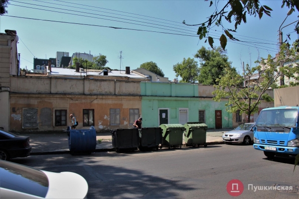 На углу Малой Арнаутской и Гимназической хотят построить 5-этажный дом с 2-этажной мансардой. Фото