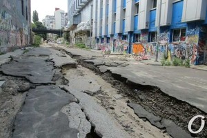 Ремонт насмарку: дождь разрушил дорогу в одесской "канаве"