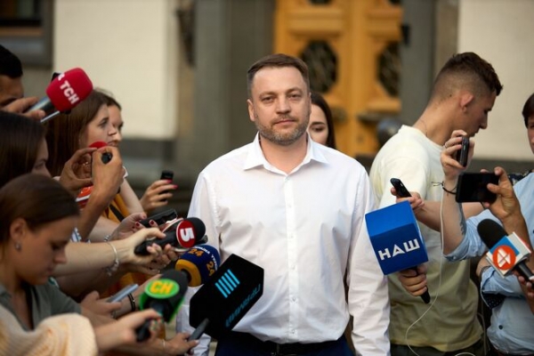 
                                                                        Машины и миллионы налички: чем владеет возможный преемник Авакова
                                                                                                                                                                                                                    