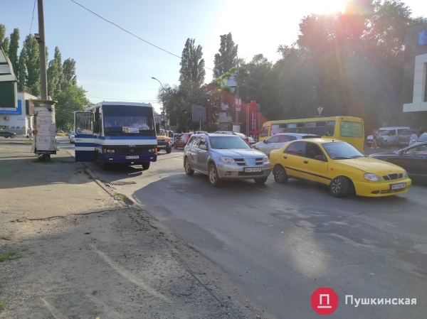 На Краснова образовалась пробка из-за брошенного посреди дороги автомобиля. Фото